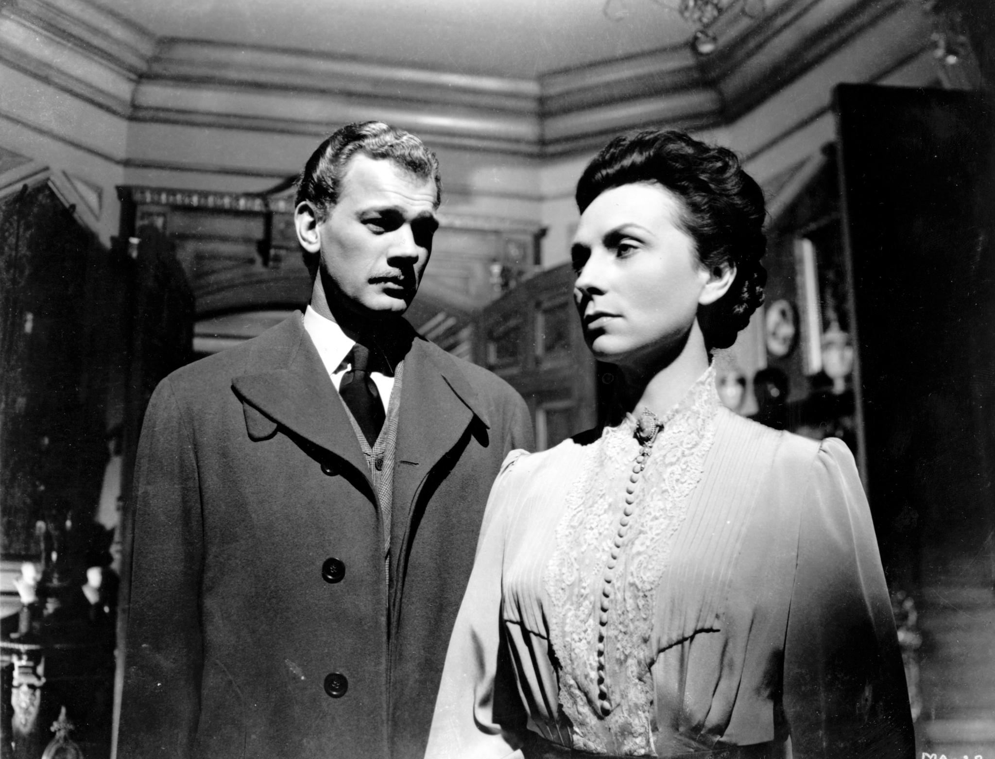 008-agnes-moorehead-theredlist-Tim Holt and Agnes Moorehead in The Magnificent Ambersons directed by Orson Welles, 1942