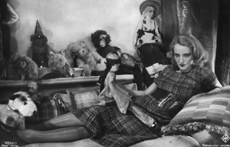 Brigitte Helm among dolls -- Alraune 1928 silent